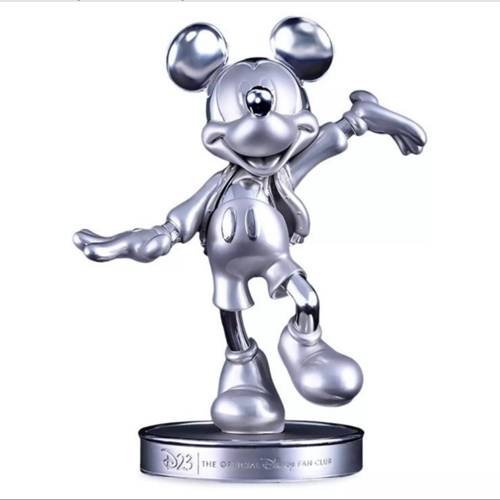 Gold Member Collector 2023 Silver Mickey Mouse Figurine “ Leader of the Club”
